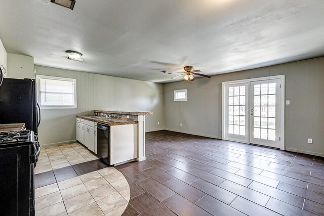 6763 Glen Rock Dr, Houston, TX 77087 - kitchen with gas stove, a peninsula, ceiling fan, and healthy amount of natural light