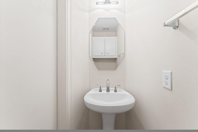 3736 Main Poplar Dr, Houston, TX 77025 - bathroom with a sink