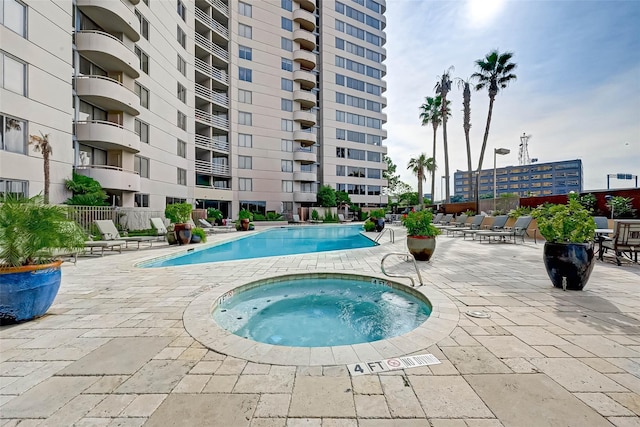 3525 Sage Rd Unit 1703, Houston, TX 77056 - community pool featuring a hot tub and a patio area