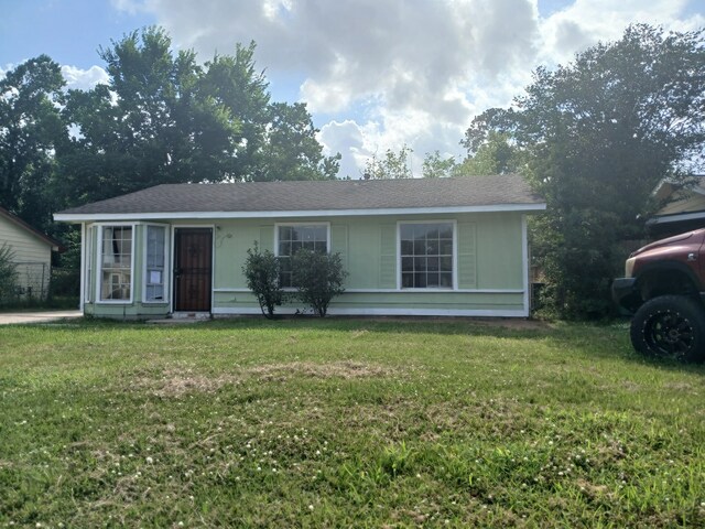 9711 Courben Ln, Houston, TX 77078 - view of front facade featuring a front lawn