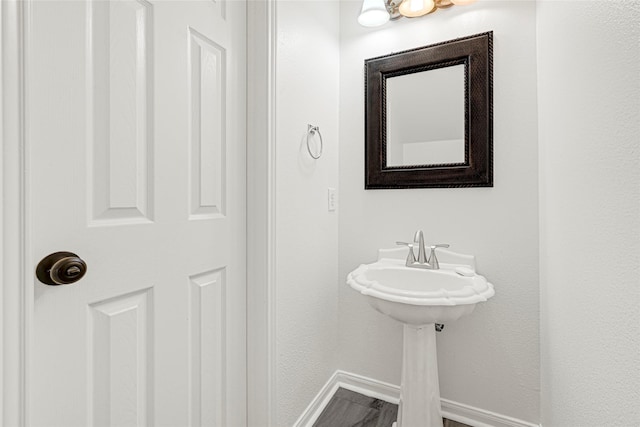 7823 Autumn Hollow Ln, Houston, TX 77041 - bathroom featuring baseboards