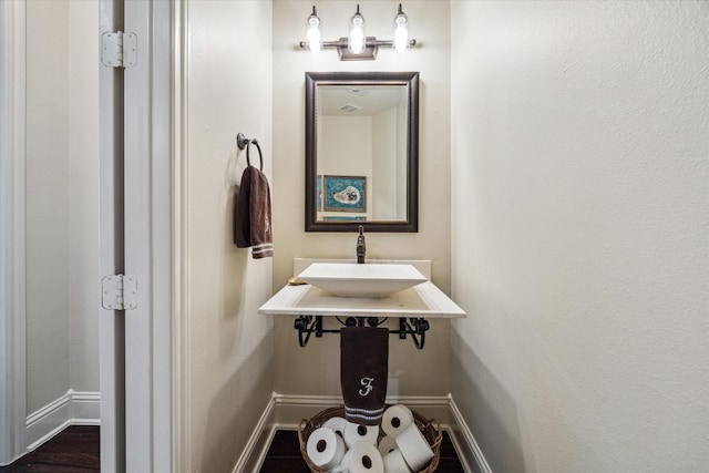 5119 Kendalia Cloud Ln, Fulshear, TX 77441 - bathroom featuring baseboards and a sink