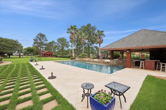 7510 Shadow Creek Dr, Beaumont, TX 77707 - view of swimming pool with a yard, a patio, a ceiling fan, and a pool with connected hot tub