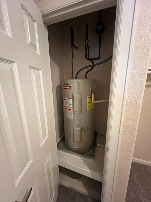 6633 W Sam Houston Pkwy S Unit 1A, Houston, TX 77072 - utility room with water heater