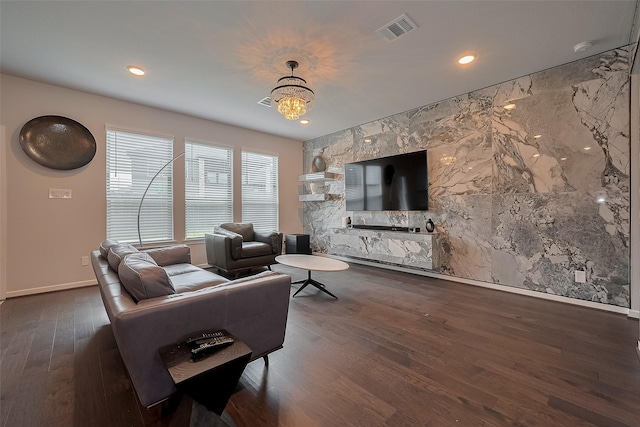 7702 Kenora Way, Richmond, TX 77407 - living room with wood finished floors, a chandelier, and recessed lighting