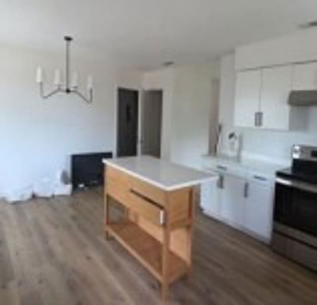 6402 Green Top Dr, San Antonio, TX 78233 - kitchen featuring stainless steel electric range oven, a chandelier, wood finished floors, and light countertops