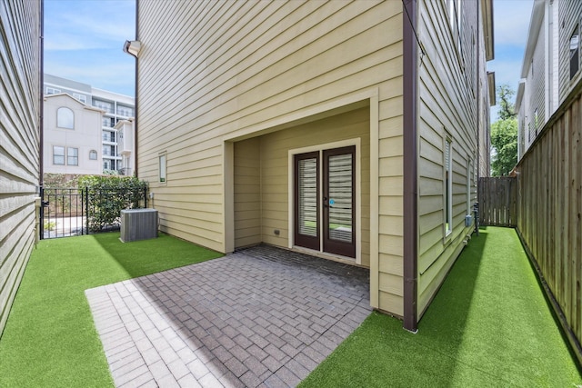 1124 W 24th St Unit B, Houston, TX 77008 - fenced backyard featuring a patio area and french doors