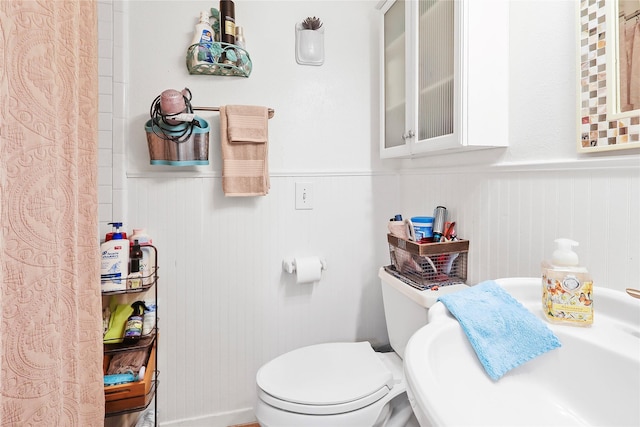 826 Ivyhollow Dr, Channelview, TX 77530 - bathroom featuring wainscoting and a shower with shower curtain