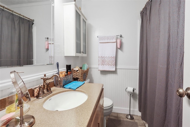 826 Ivyhollow Dr, Channelview, TX 77530 - full bathroom with vanity, a wainscoted wall, and curtained shower