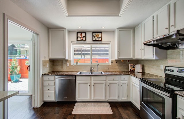 11711 Memorial Dr Unit 635, Houston, TX 77024 - kitchen featuring stainless steel appliances, under cabinet range hood, plenty of natural light, and decorative backsplash