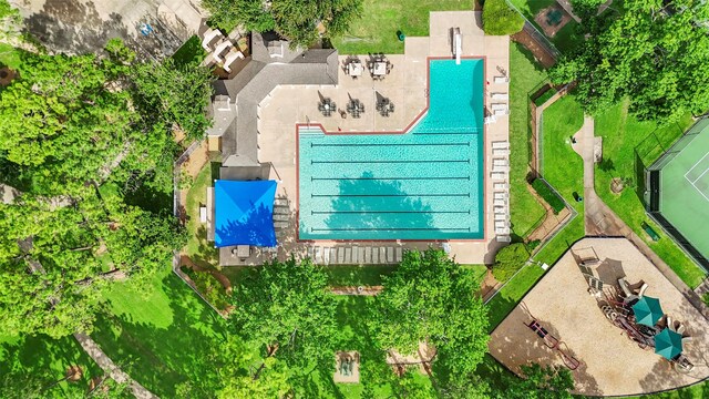 902 Mulberry Ridge Way, Houston, TX 77062 - bird's eye view of a pool area