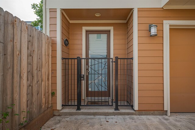 5307 Nett St Unit C, Houston, TX 77007 - property entrance with a gate