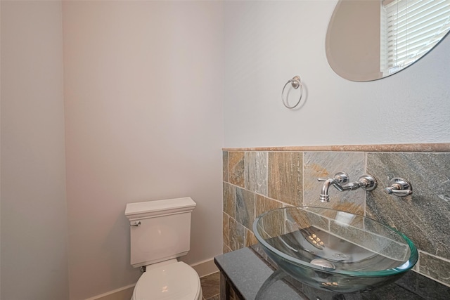 5307 Nett St Unit C, Houston, TX 77007 - bathroom featuring toilet and vanity