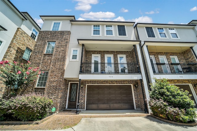 925 W 19th St Unit B, Houston, TX 77008 - multi unit property with stucco siding, brick siding, driveway, and an attached garage