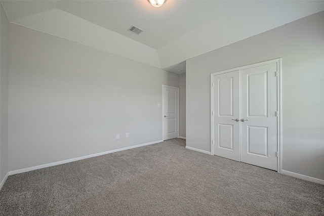 915 Lakeland Cir, Rosharon, TX 77583 - unfurnished bedroom with carpet, a closet, and vaulted ceiling