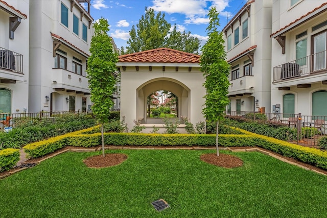 1211 Bonner St, Houston, TX 77007 - view of home's community featuring a yard