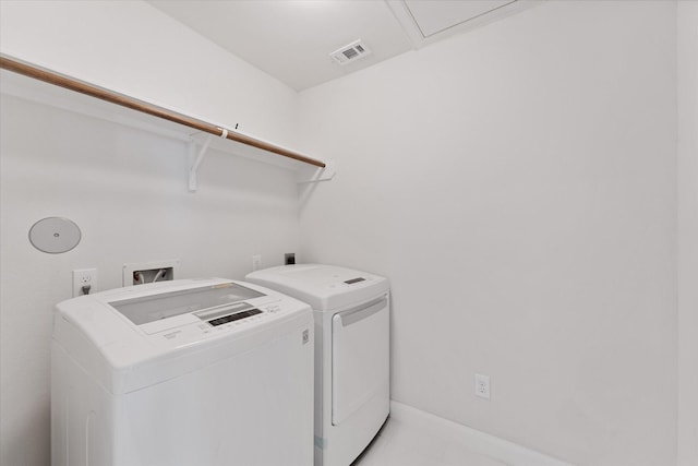 1211 Bonner St, Houston, TX 77007 - laundry area with washing machine and clothes dryer and baseboards