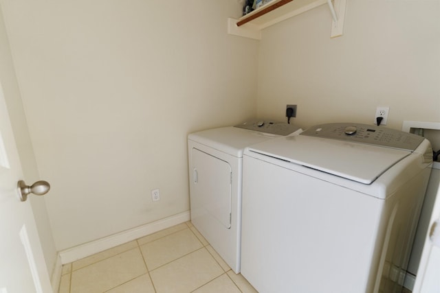 9103 Creekstone Lake Dr, Houston, TX 77054 - laundry area featuring washing machine and clothes dryer and light tile patterned floors