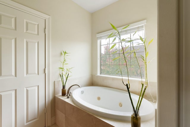 9103 Creekstone Lake Dr, Houston, TX 77054 - bathroom with a whirlpool tub