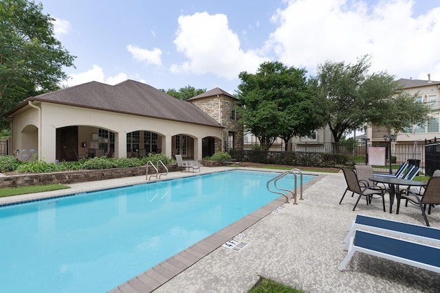 9103 Creekstone Lake Dr, Houston, TX 77054 - community pool with a patio