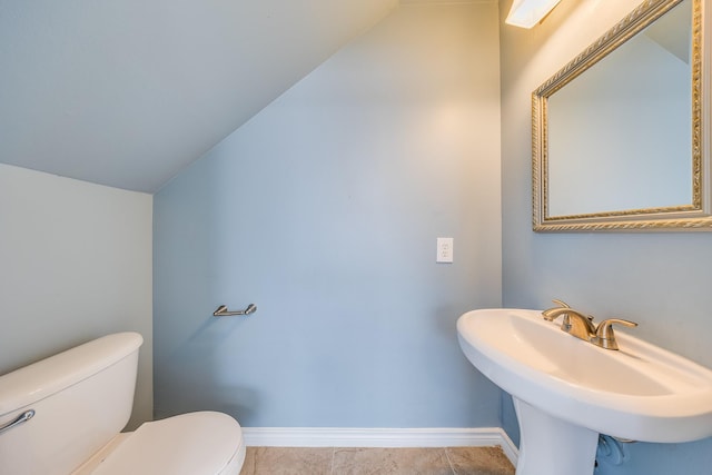 12511 Garden Gale Ln, Houston, TX 77044 - half bath featuring vaulted ceiling and toilet