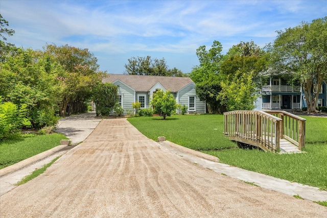 308 W 33rd St, Houston, TX 77018 - view of front facade with driveway and a front yard