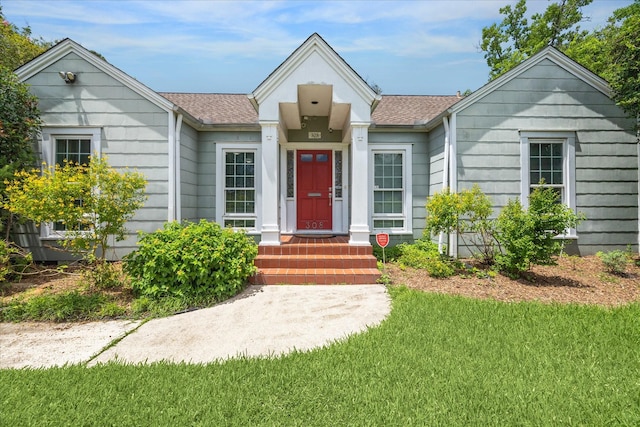 308 W 33rd St, Houston, TX 77018 - ranch-style house featuring a shingled roof and a front lawn