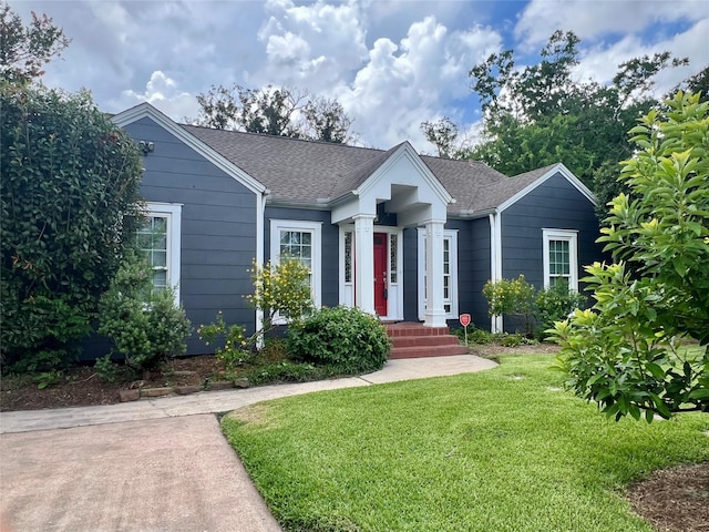 308 W 33rd St, Houston, TX 77018 - ranch-style house featuring a front lawn and roof with shingles