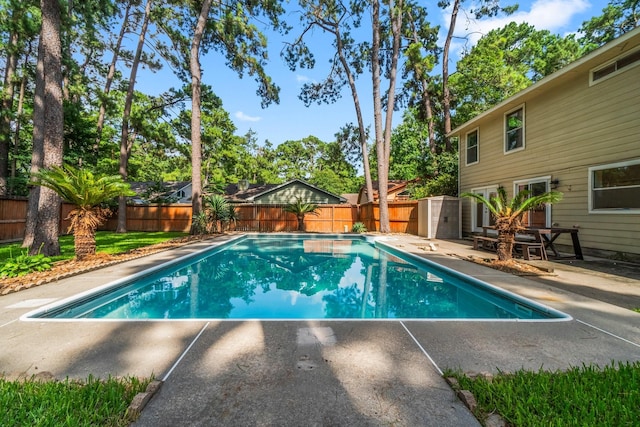 6 Fairmeade Bend Dr, The Woodlands, TX 77381 - view of swimming pool featuring a patio area and a fenced backyard