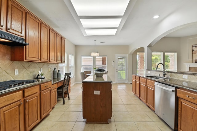 6538 Ivy Heath Ln, Houston, TX 77041 - kitchen featuring stainless steel appliances, ventilation hood, backsplash, and a kitchen island