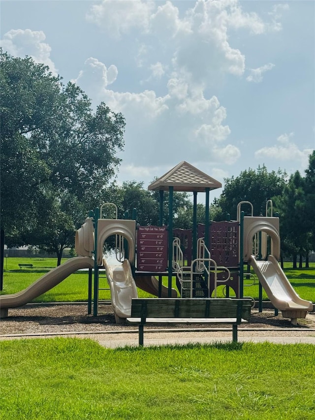 6538 Ivy Heath Ln, Houston, TX 77041 - community play area featuring a yard