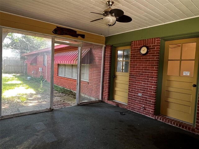 826 Kentucky St, Deer Park, TX 77536 - unfurnished sunroom featuring a ceiling fan