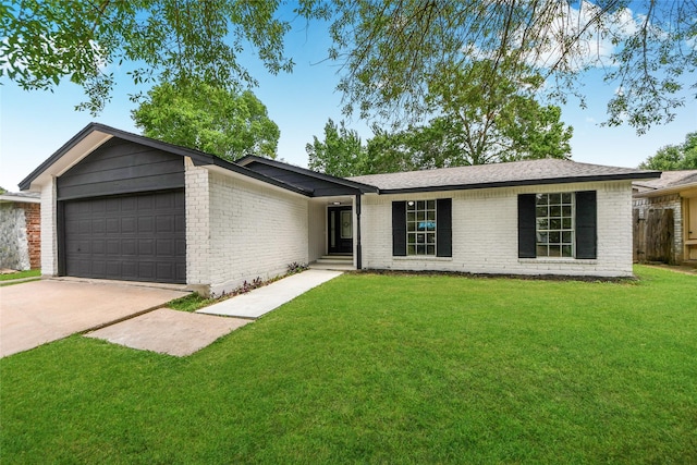 10415 Towne Oak Ln, Sugar Land, TX 77498 - ranch-style house with an attached garage, driveway, and brick siding