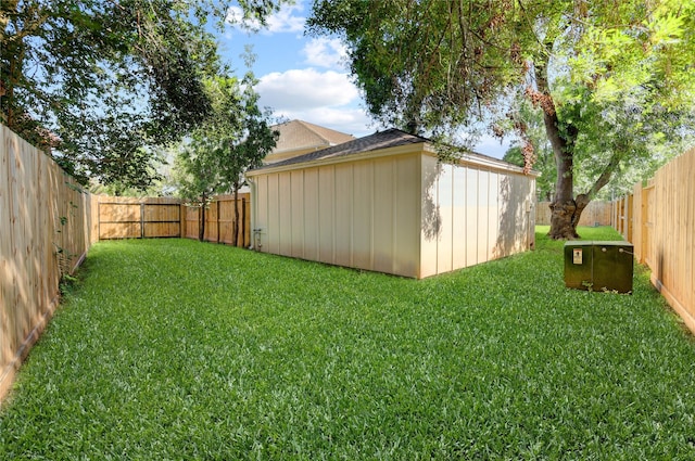 2510 Trailside Ct, Sugar Land, TX 77479 - fenced backyard featuring an outdoor structure