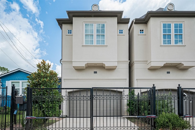 1035 E 28th St, Houston, TX 77009 - view of front facade with stucco siding, a gate, and a garage