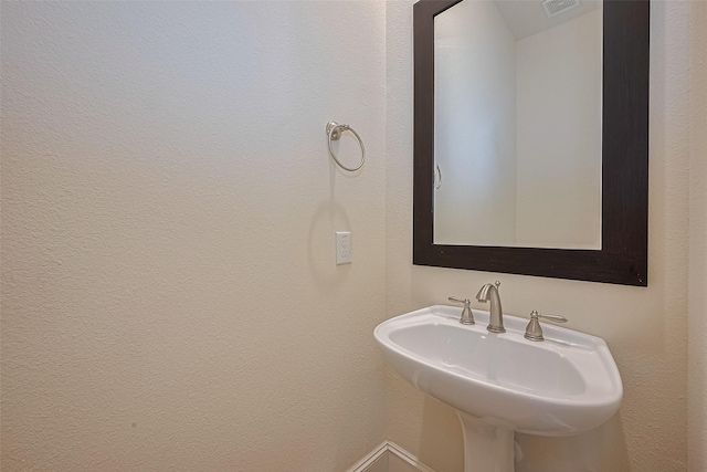 1035 E 28th St, Houston, TX 77009 - bathroom with a sink