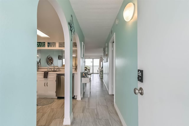 7310 Seawall Blvd Unit 404, Galveston, TX 77551 - hall featuring arched walkways and a sink