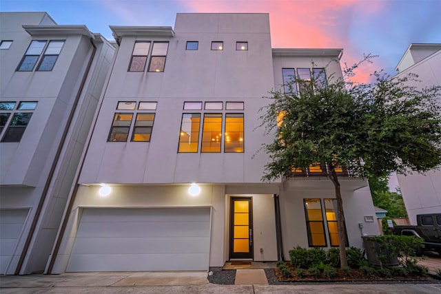 2205 Colorado St, Houston, TX 77007 - view of front of property featuring a garage and stucco siding
