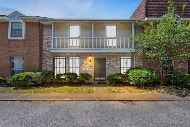 6697 De Moss Dr Unit 697, Houston, TX 77074 - view of front of home featuring a balcony and brick siding