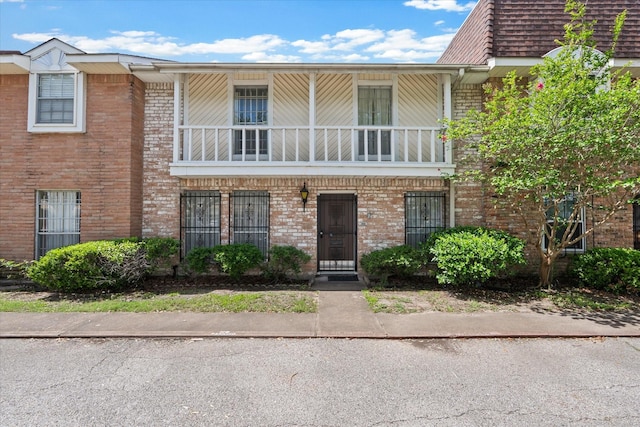 6697 De Moss Dr Unit 697, Houston, TX 77074 - view of front of property with a balcony and brick siding