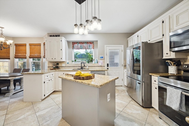 12511 Wealdstone Dr, Tomball, TX 77377 - kitchen featuring stainless steel appliances, a chandelier, decorative backsplash, a center island, and a peninsula