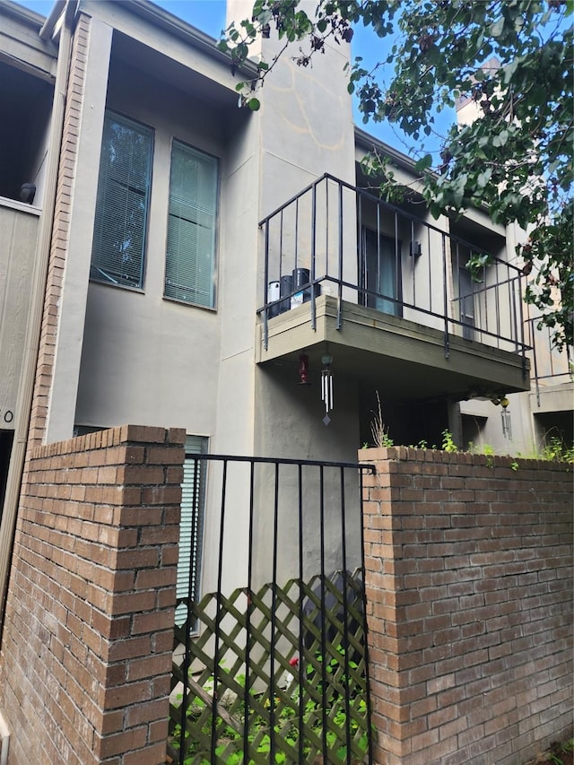 10811 Richmond Ave Unit 40, Houston, TX 77042 - view of side of property with a balcony and stucco siding