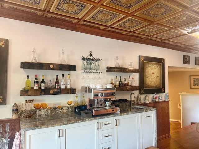 5322 Norborne Ln, Houston, TX 77069 - indoor wet bar featuring wood finished floors and an ornate ceiling