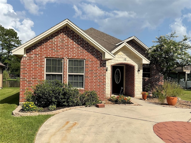 19 Trail Lk, Trinity, TX 75862 - view of front of house featuring brick siding and a front yard