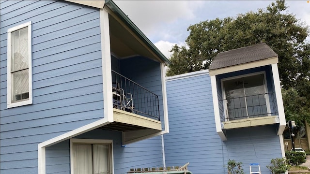 5625 Antoine Dr Unit 1016, Houston, TX 77091 - view of side of home featuring a balcony