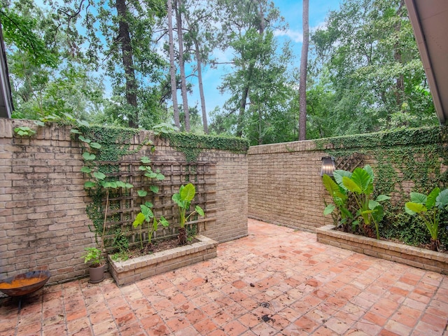2812 Crossvine, The Woodlands, TX 77380 - fenced backyard with a patio