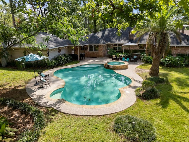 25607 Spring Ridge Dr, Spring, TX 77386 - view of swimming pool with a patio, a lawn, and a pool with connected hot tub