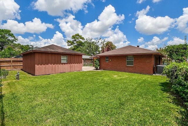 1215 W 31st St, Houston, TX 77018 - view of yard with an outbuilding