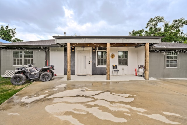 826 Rosewick St, Houston, TX 77015 - view of front facade featuring a porch and a shingled roof
