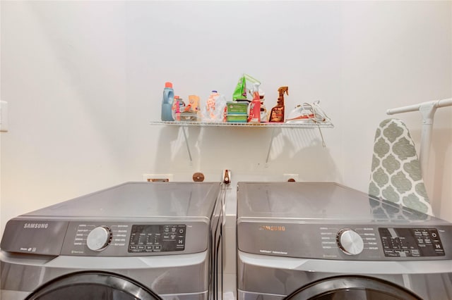 1919 Rosewood St, Houston, TX 77004 - laundry room with washing machine and dryer